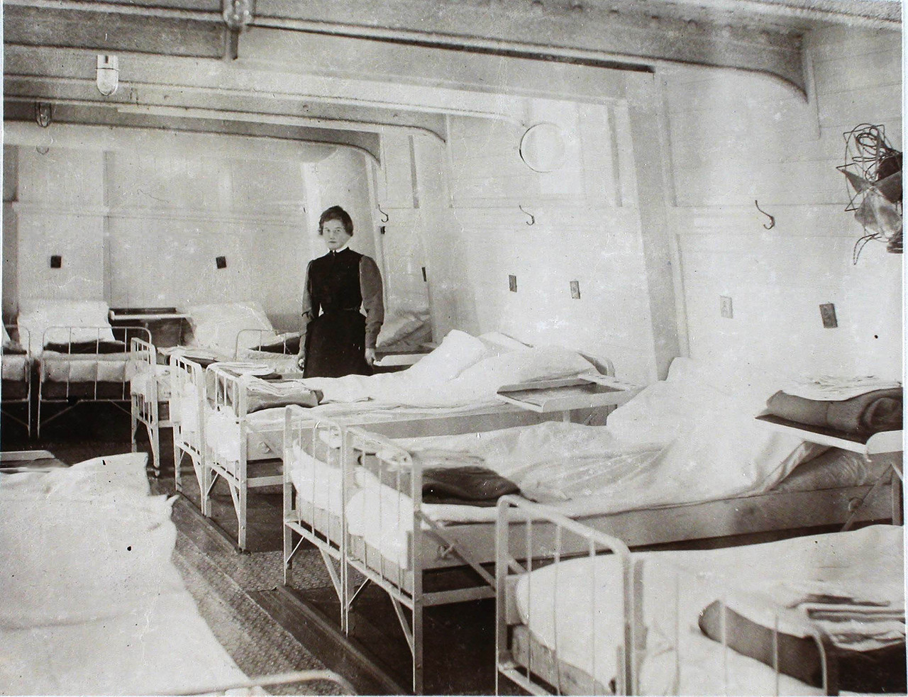 Начинать госпиталь. Военный госпиталь палата 1995. Военно морской госпиталь Купавна. Госпиталь Святой Марии 1906. Первый военно-морской госпиталь палаты.